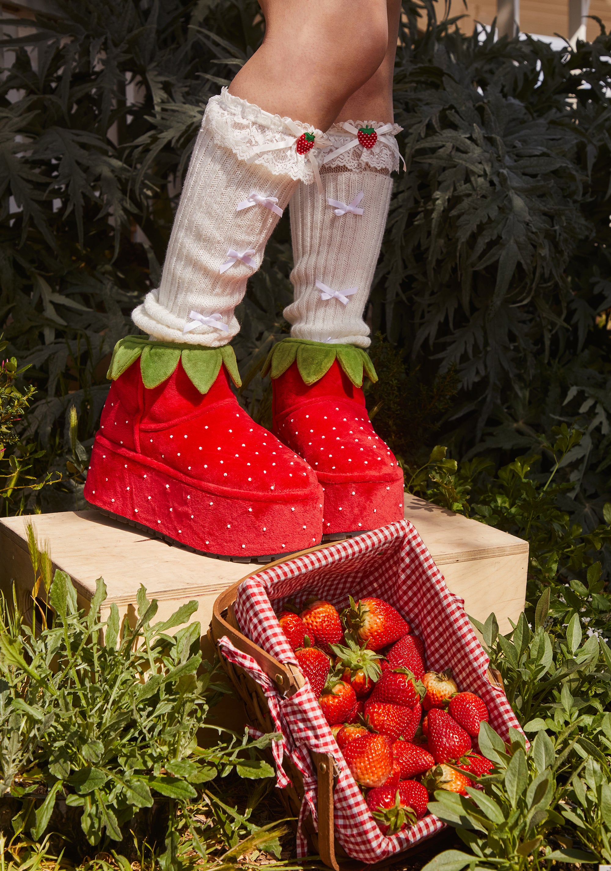 DOLLSKILL POSTERGRL ブーツ Dolls Kill x Strawberry Shortcake Strawberry Platform Booties