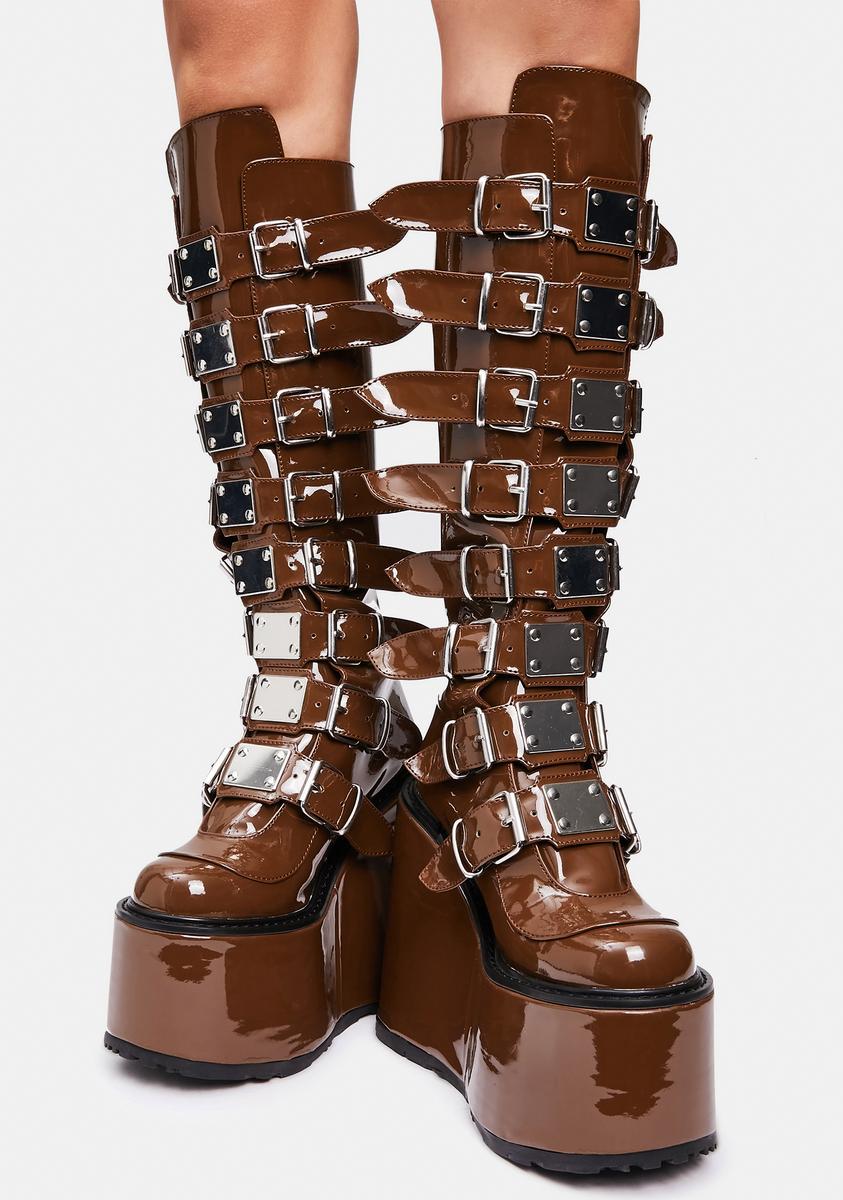 デモニア Dollskill プラットフォームブーツ ブラウン Demonia Knee High Buckle Platform Boots - Brown Patent – Dolls Kill